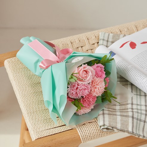 비누꽃으로 만들어진 내구성 있는 그라시아 카네이션 꽃다발로 사랑하는 사람에게 감사와 사랑을 표현하세요.