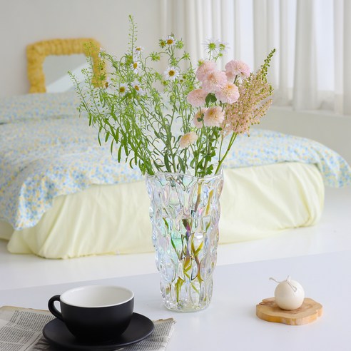 모던하고 우아한 하루의공간 디 엘라 유리 화병이 실내 공간에 아름다움을 선사합니다.