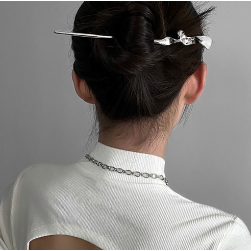 은빛 물결이 머리 위로, 젤루나 비녀로 완성하는 우아한 아름다움