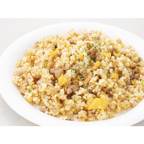 고슬고슬한 식감과 고소함이 풍부한 풀무원 고슬고슬 계란코팅 황금밥알 포크 스크램블 볶음밥