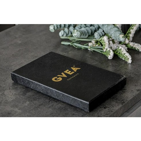 세련된 디자인과 실용성을 겸비한 식탁의 완성