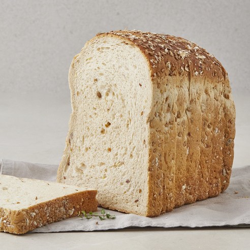신라명과 인생곡물식빵: 고소한 곡물 풍미와 촉촉한 식감이 일품