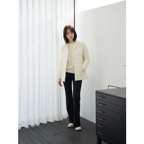 ELLE PARIS의 세련되고 보온성 있는 집업 자켓으로 이번 겨울을 따뜻하고 스타일리시하게 지내세요.