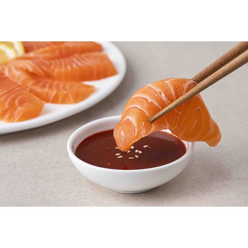 신선하고 숙성된 해산물의 맛을 위한 곰곰 연어회