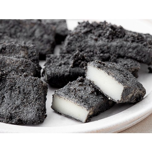 쫀득함에 사르르 녹는 고소함, 창억 흑임자 인절미의 마법 같은 맛!