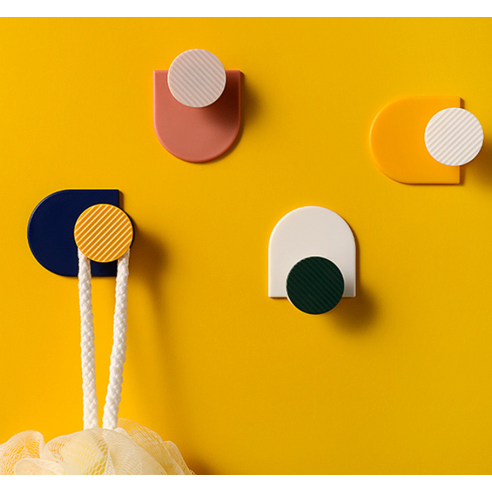 집안의 잡동사니 정리에 이상적인 아필코 부착형 벽걸이 후크