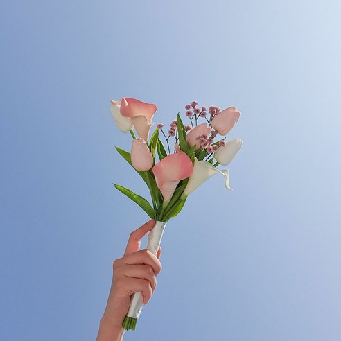 연약하고 세련된 핑크색의 꽃으로 사랑의 분위기를 아름답게 연출하는 웨딩 부케와 부토니에 세트