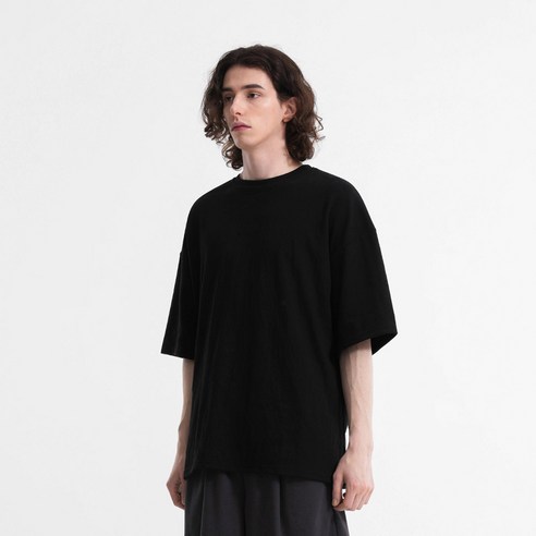 합리적인 가격의 프리미엄 티셔츠로 스타일과 편안함을 동시에 만끽하세요.