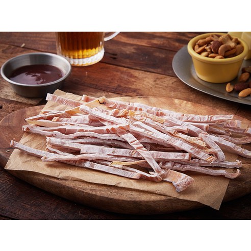 쫄깃하고 감칠맛나는 마른오징어 스틱을 매콤한 고추장과 함께 즐기세요.