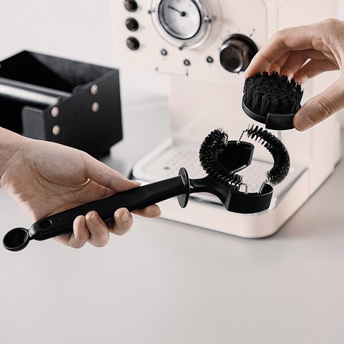 깨끗한 맛의 커피를 위한 필수 청소 도구