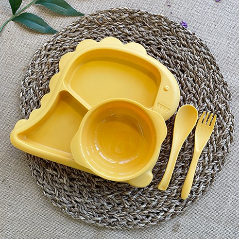 아이들의 식탁을 즐겁게 물들이는, 안전하고 귀여운 공룡 식기 세트