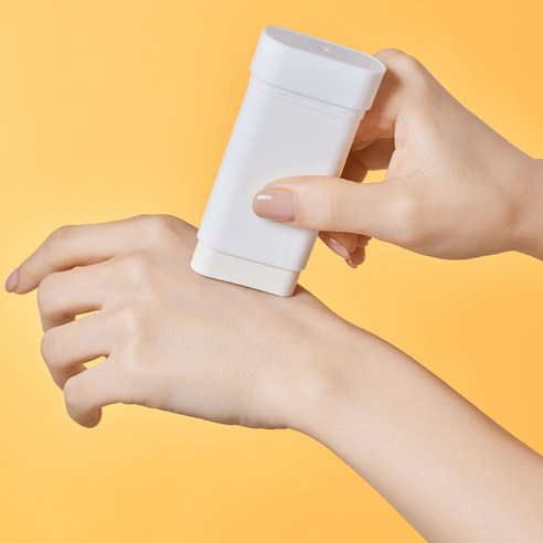 끈적임 없이 산뜻하게, 일리윤 선스틱으로 촉촉 피부 방패 완성!