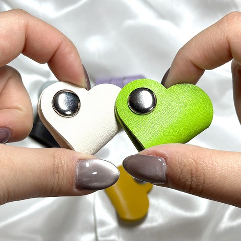 사랑스러운 디자인과 실용적인 기능, 모나코올리브 하트 똑딱이 케이블 정리 홀더로 깔끔한 일상을 디자인하세요.