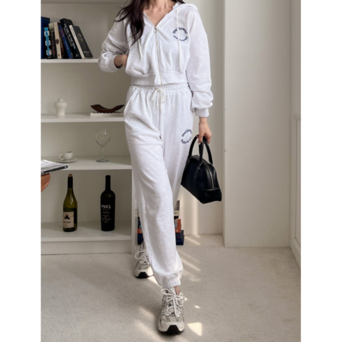 女  時尚  服裝  訓練衣服  頂部和底部  組  成年女性  成年女性  婦女  女人