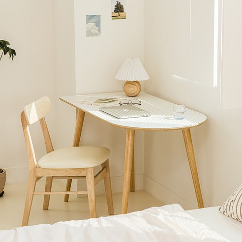 실용적이고 세련된 디자인의 반타원 테이블