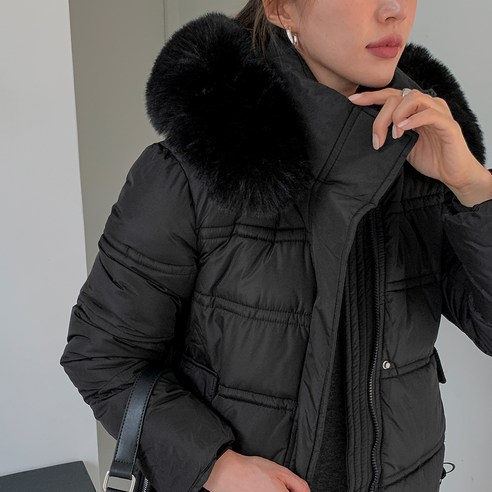 다양한 스타일링이 가능한 탈부착 퍼 벨트로 멋스럽게 겨울을 보내세요.