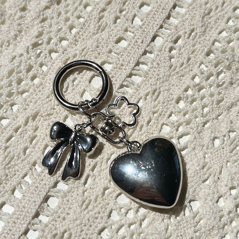 패션과 실용성을 갖춘 매력적인 가방키링