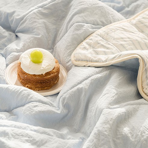 럭셔리한 수면과 스타일리시한 침실 인테리어를 동시에 만족시키는 쉬즈홈 베이킹 세미워싱 리버시블 차렵 이불 세트