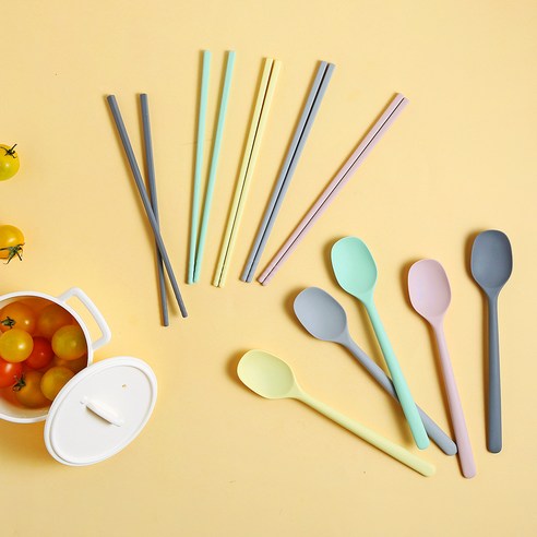 안전하고 스타일리시한 이지실리 실리콘 수저 세트로 식탁을 업그레이드하세요!