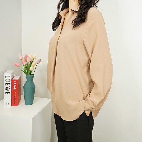 넉넉한 사이즈와 스타일을 가진 세련되고 편안한 블라우스