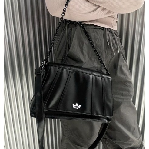 세련된 스타일과 기능성을 겸비한 아디다스 오리지널 숄더백