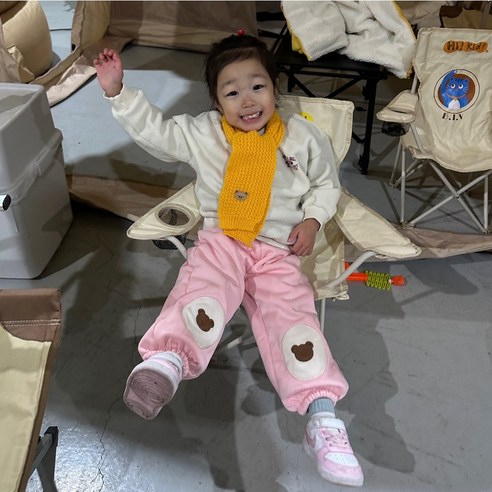 겨울철 추위로부터 어린이를 따뜻하고 스타일리시하게 보호하는 키즈 머플러