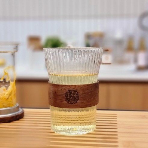 스타일리시하고 내구성 있는 투썬빌리지 우드탭 스트라이프 내열유리 찻잔으로 집에서 카페 분위기의 음료를 즐기세요.