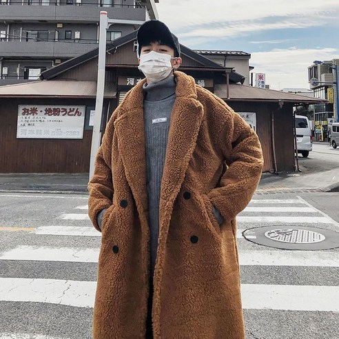 램스울 소재로 제작된 겨울용 남성 코트