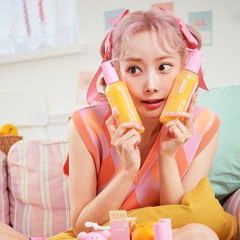 합리적인 가격에 탁월한 클렌징, 엑스폴리에이션, 피부 보호 및 밝게 하는 효과를 제공하는 다기능 클렌저