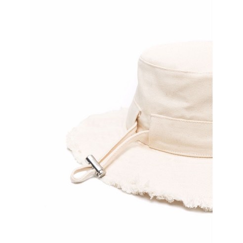 Jacquemus 르 밥 아티쇼 버킷 햇으로 밋밋한 겨울 코디에 스타일을 더하다