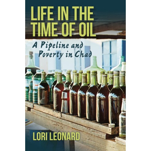 (영문도서) Life in the Time of Oil: A Pipeline and Poverty in Chad Hardcover, Indiana University Press, English, 9780253019806