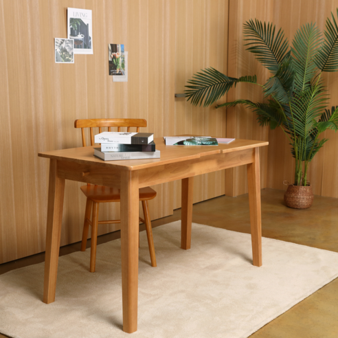 자연의 아름다움을 담은 원목 책상