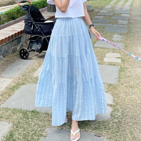 편안하고 세련된 룩을 연출하는 롱스커트