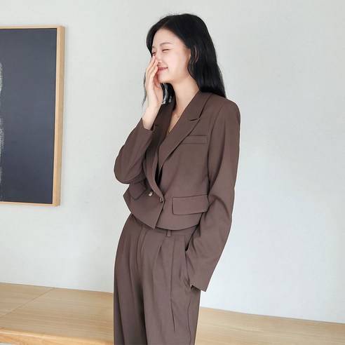 다목적성과 품질을 겸비한 스타일리시한 숏자켓 셋업 수트