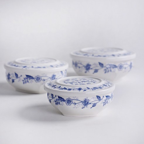 고급스러움과 실용성을 겸비한 클래식블루 도자기 뚜껑 찬기