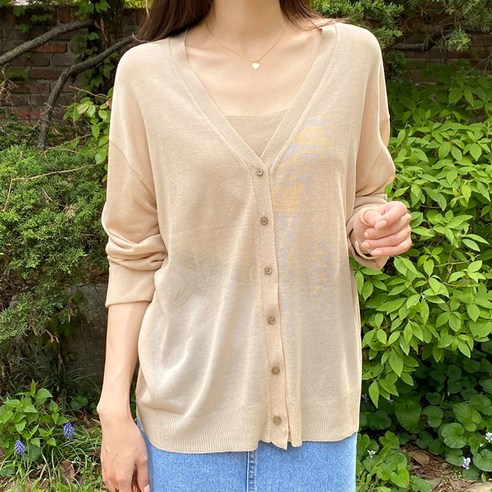 여름철에 스타일을 더하고 편안함을 선사하는 아모르데이의 셀러브이 가디건