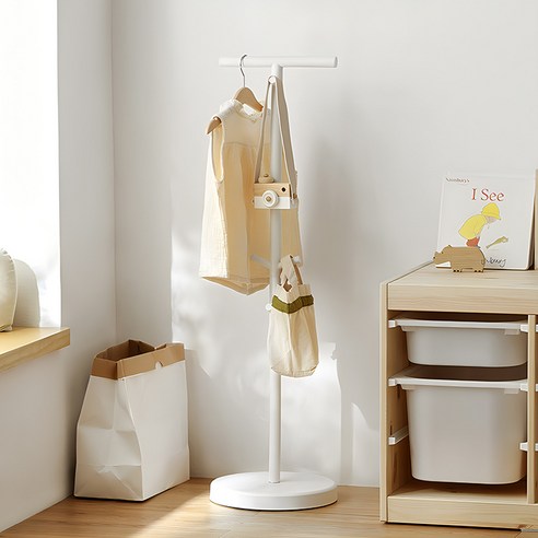 다목적 스탠드형 행거로 가방, 모자, 옷, 책가방을 정돈하고 쉽게 접근할 수 있도록 설계된 핀앤솔 가방걸이
