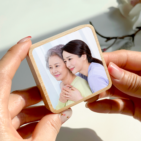 따뜻한 원목 액자로 故人과의 소중한 추억을 영원히 간직하세요.