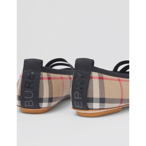 고전적인 스타일과 현대적인 편안함이 조화를 이룬 버버리 키즈 빈티지 체크 플랫슈즈