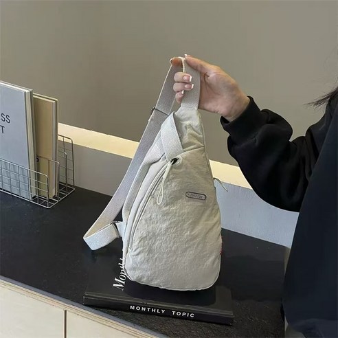 세련된 디자인과 실용성을 겸비한 데일리백