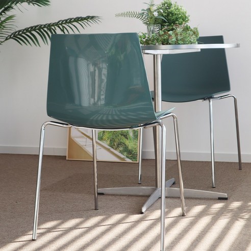 틸그린 감성으로 공간을 채우는 크롬라인 스틸 카페 의자