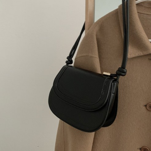 가을과 겨울 여성의 2021 새로운 유행 패션 복고풍 안장 가방 겨드랑이 가방 틈새 고급 메신저 가방