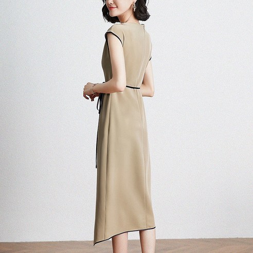 세련된 트림과 A라인 실루엣이 여성들을 매혹시키는 2022 여름 원피스