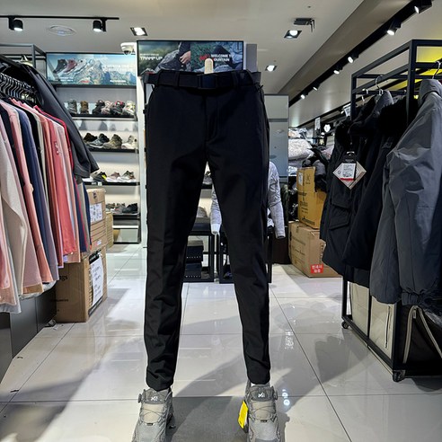 톡톡한 안감 기모처리와 깔끔한 디자인이 돋보이는 겨울용 남자 팬츠