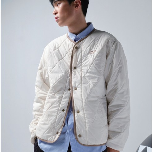 편안하고 따뜻한 오버핏 스타일의 요넥스 경량패딩자켓