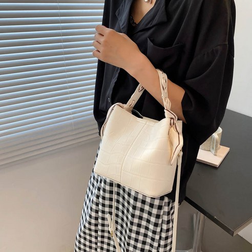 KORELAN 숄더 여백 돌무늬 캐시백 여름 물통 가방 캐주얼한 질감 스카프 숄더 숄더 핸드백