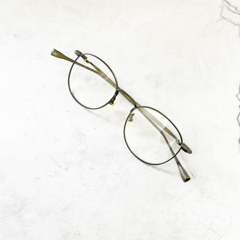 섬세한 장인의 손길로 완성된, 일상을 더욱 특별하게 만들어줄 999.9 포나인즈 S-145T 6 카키블랙 안경