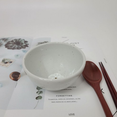 여주도자기 배꽃정감 공기 대접: 고전적인 우아함과 현대적인 편의성의 조화