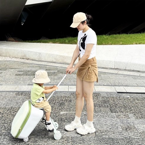 아이와 함께하는 여행, '타는 캐리어' 하나로 짐 걱정 끝!