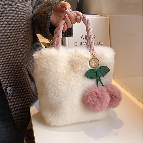 귀여운 체리 디자인과 포근한 퍼 소재로 제작된 은창의 러블리 포근 체리 퍼 가방은 겨울에 따뜻하게 착용할 수 있는 핸드백입니다.